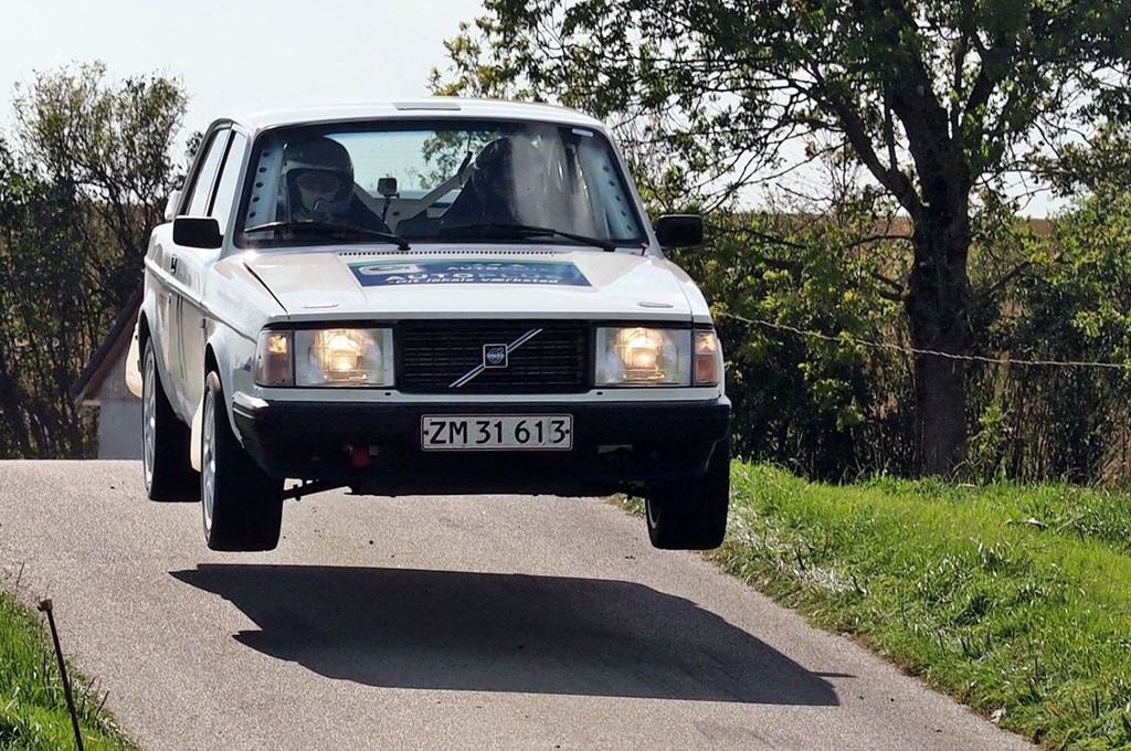 Heino Mejer og Bo Mølgård passerer et af de mange hop i Rally Midtjylland
(Foto: Allan Post)